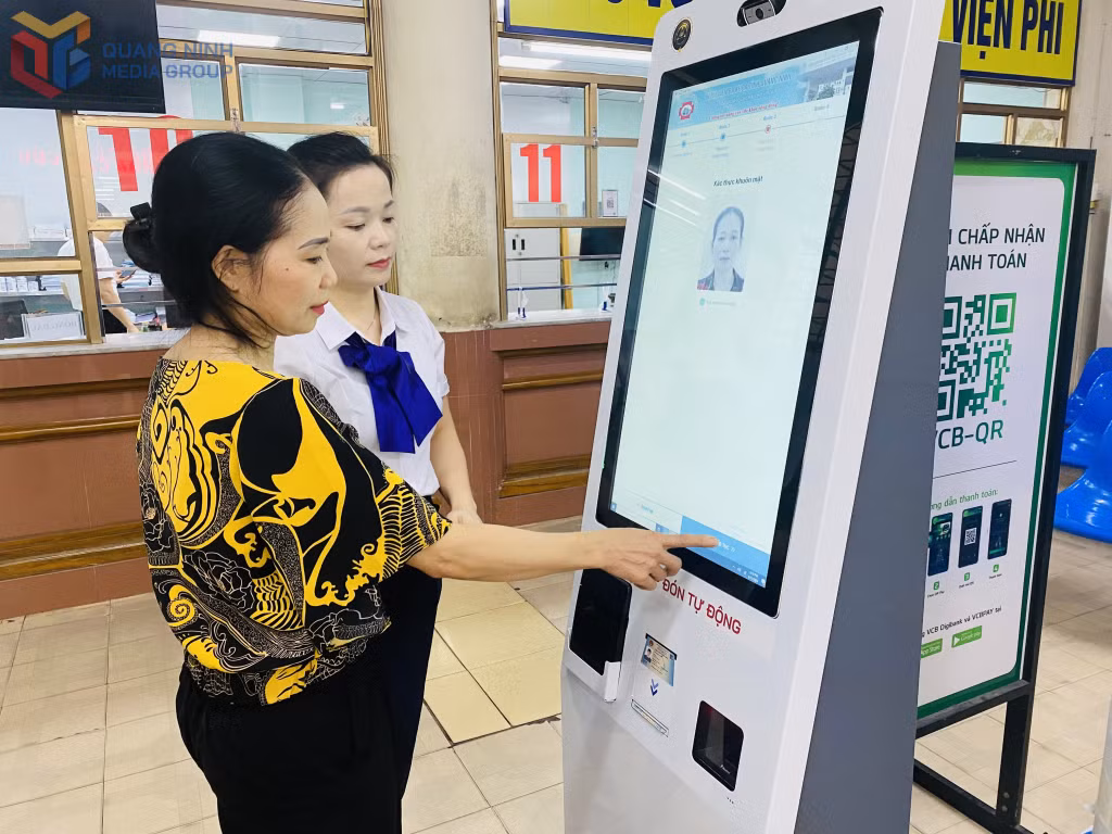 Người dân sử dụng Kiosk y tế thông minh tại Bệnh viện Đa khoa tỉnh Quảng Ninh.