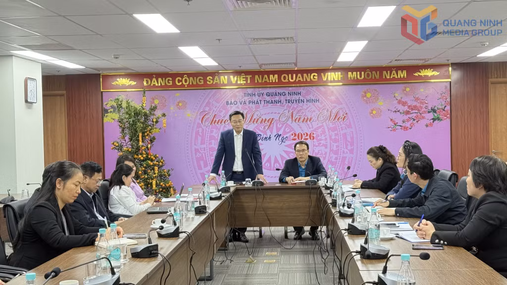 Lãnh đạo Báo và Phát thanh, Truyền hình Quảng Ninh phát biểu tại hội nghị.