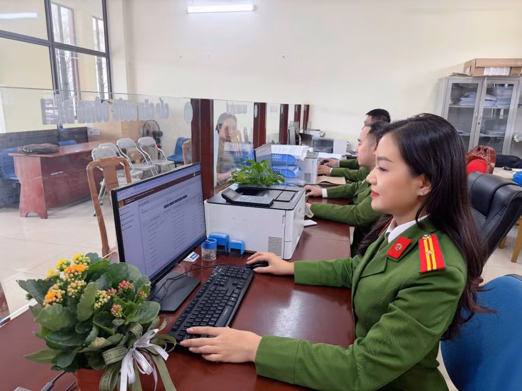Công an phường Vàng Danh triển khai phần mềm quản lý cử tri. Ảnh do cơ sở cung cấp