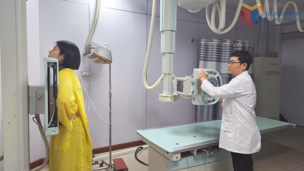 Bác sĩ Bệnh viện Đa khoa tỉnh thực hiện ca chụp X-quang.