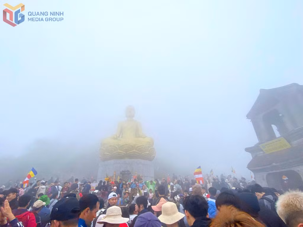 Hàng nghìn người dân, du khách hành hương dưới chân tượng Phật hoàng Trần Nhân Tông.