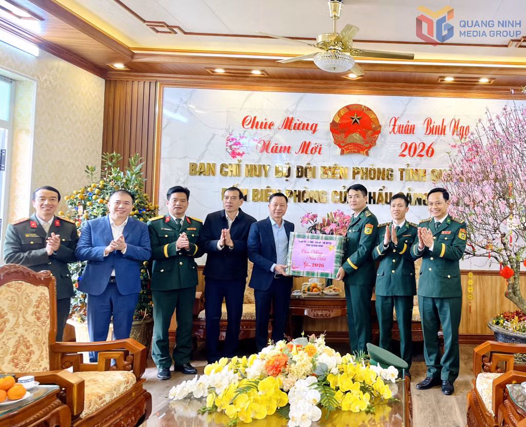 Đồng chí Lê Văn Ánh, Phó Chủ tịch UBND tỉnh, thăm, chúc Tết cán bộ, chiến sĩ Đồn biên phòng Cửa khẩu cảng Vạn Gia.