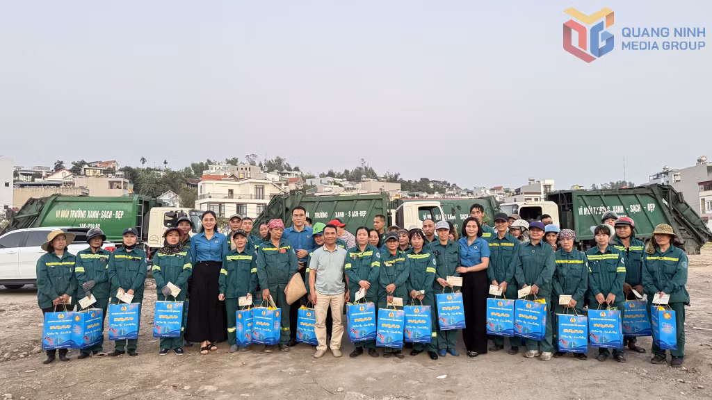 Trước thời khắc giao thừa đang đến gần, đồng chí Chủ tịch LĐLĐ tỉnh đã gửi lời chúc mừng năm mới tới toàn thể công nhân lao động.