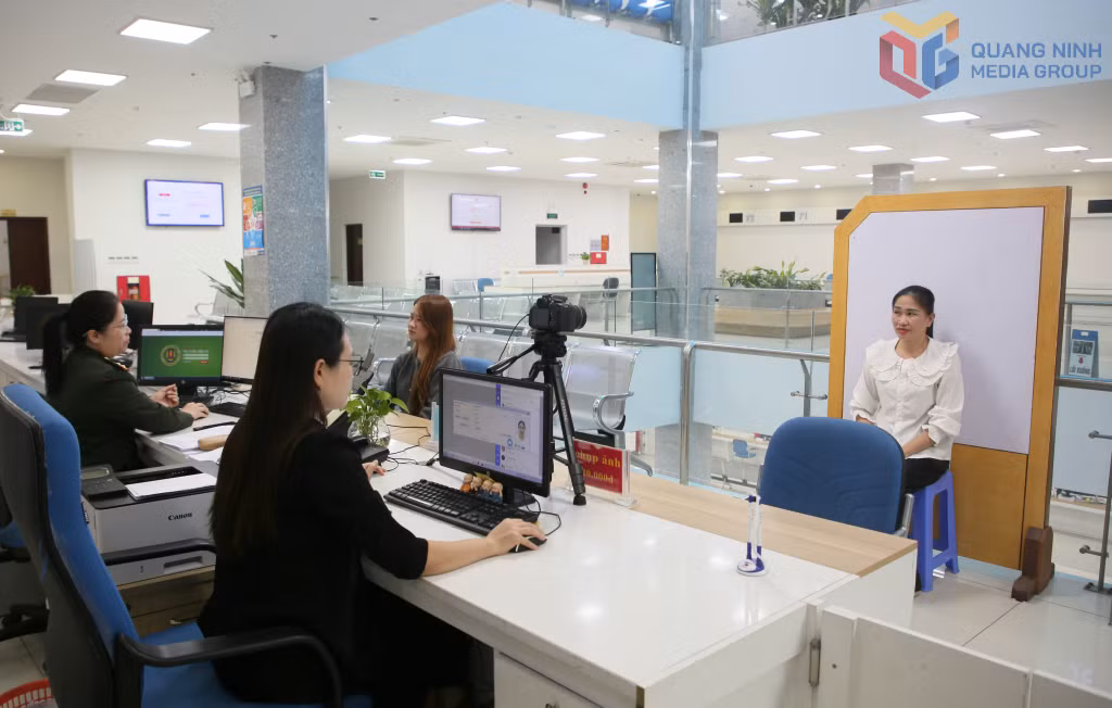 Cán bộ làm nhiệm vụ tại Trung tâm Phục vụ Hành chính công tỉnh phục vụ chu đáo, tận tình người dân đến giải quyết TTHC trong ngày làm việc đầu tiên sau kỳ nghỉ Tết Nguyên Đán Bính Ngọ.