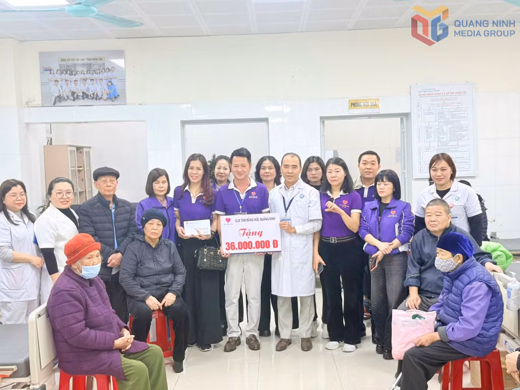CLB Tâm Bằng Hữu Cẩm Phả - Quảng Ninh trao tặng 72 suất quà Tết (500.000 đồng/suất) cho bệnh nhân đang điều trị tại Bệnh viện Đa khoa Cẩm Phả.