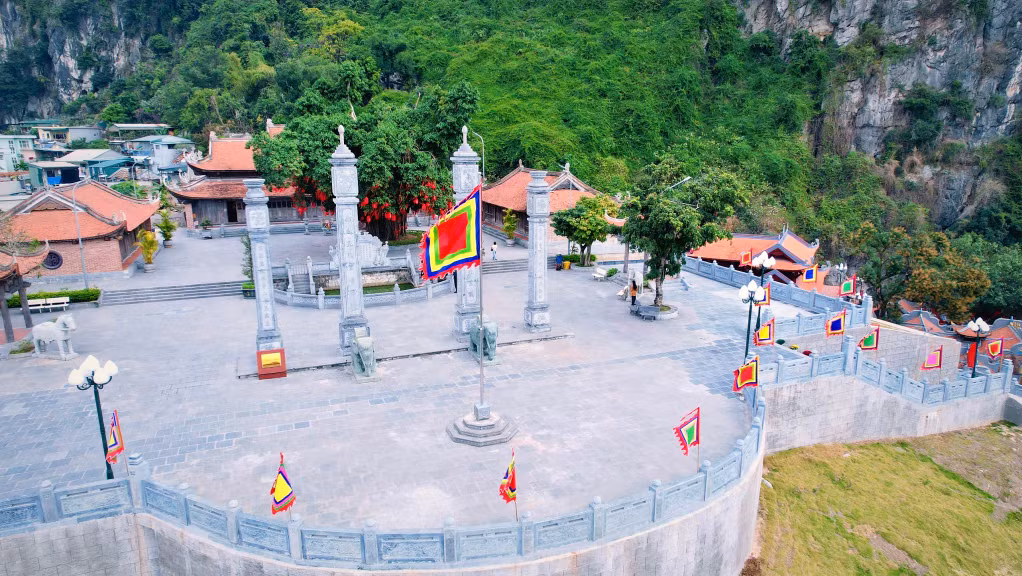 Các phần việc chỉnh trang sân vườn, quy hoạch cây xanh, làm đẹp cảnh quan, xây mới một số công trình thích ứng với điều kiện sử dụng và việc mở rộng khuôn viên di tích trên cơ sở giữ nguyên kết cấu chính và mặt bằng truyền thống của một ngôi đền đã giúp Khu văn hoá núi Bài Thơ và đền Đức Ông Trần Quốc Nghiễn hoà chung thành một tổng thể hài hoà, liền mạch, bề thế và vô cùng ấn tượng, đẹp mắt.