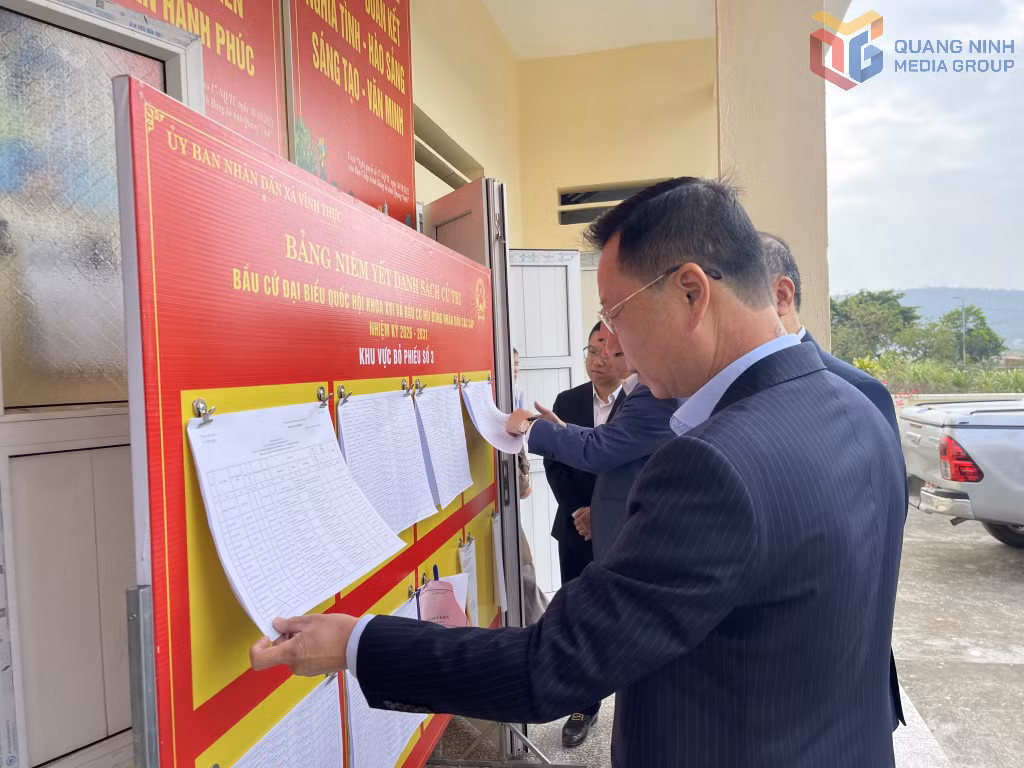 Đồng chí Lê Văn Ánh, Phó Chủ tịch UBND tỉnh kiểm tra việc niêm yết danh sách cử tri tại khu vực bỏ phiếu số 3, xã Vĩnh Thực.