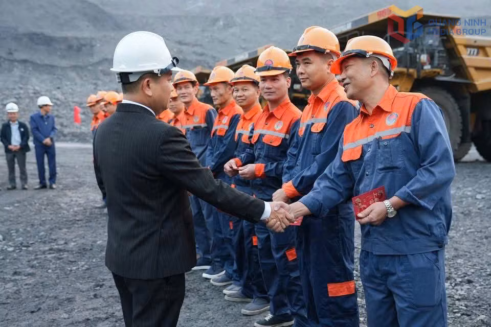 Lãnh đạo Công ty CP Than Cao Sơn lì xì đầu xuân và động viên công nhân tại Lễ ra quân sản xuất đầu năm mới.
