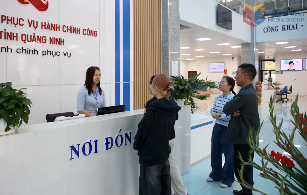 Ngay sau chương trình khai Xuân, đến giờ làm việc, mọi công việc tại Trung tâm được triển khai ngay không chậm trễ. Người dân đến giải quyết TTHC tại Trung tâm Phục vụ Hành chính công tỉnh được tiếp đón chu đáo, hướng dẫn nhiệt tình như thường lệ.