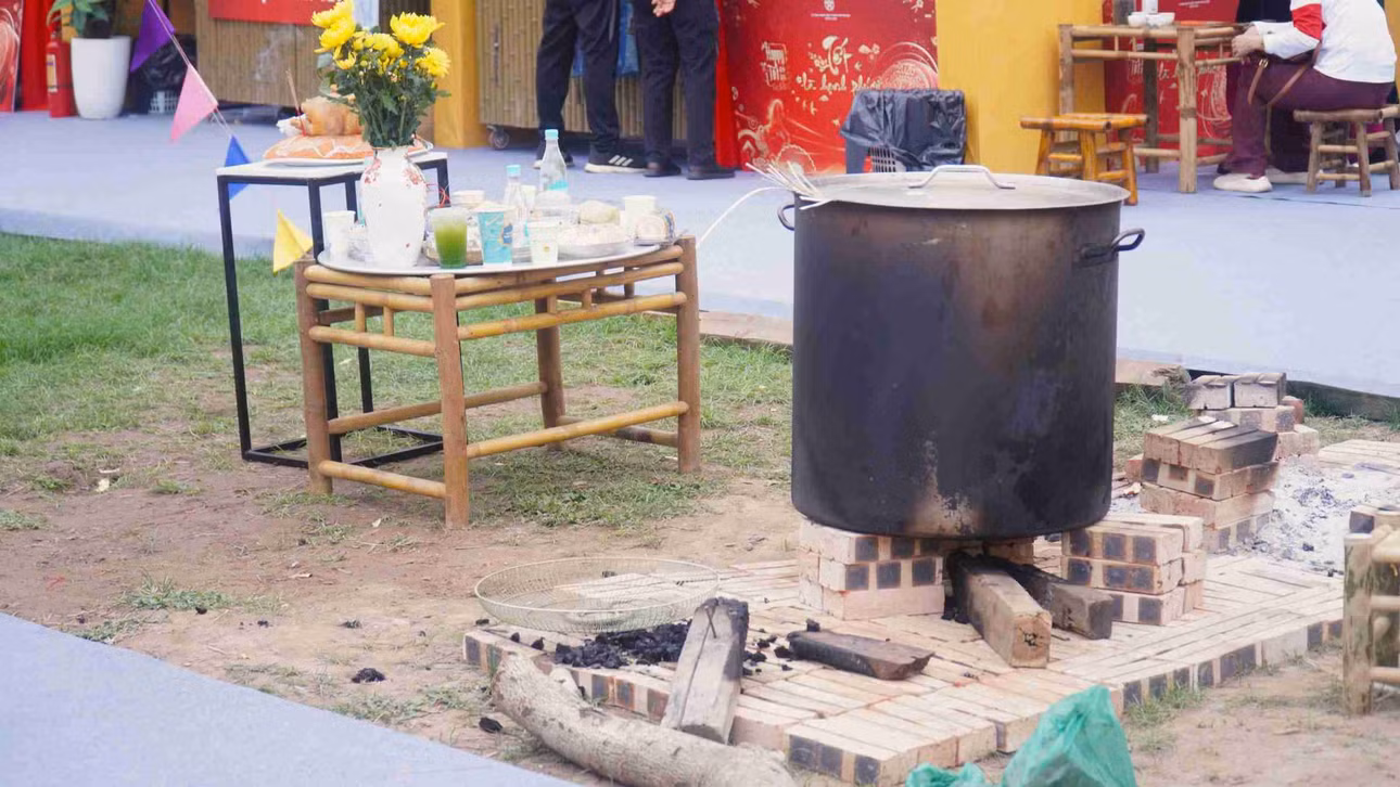 Nồi bánh chưng tại sự kiện. Ảnh: Minh Vũ