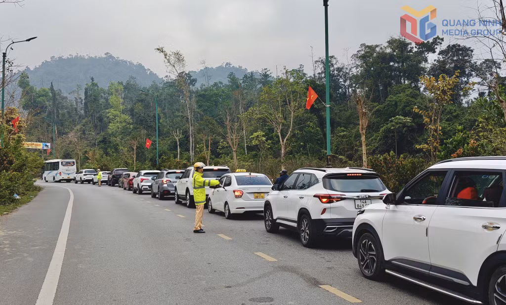 Để đảm bảo trật tự an toàn giao thông, bên cạnh lực lượng chức năng của địa phương, Công an tỉnh cũng đã bổ sung lực lượng, tăng cường các tổ tuần tra, kiểm soát, phân luồng đảm bảo đường vào Yên Tử không xảy ra ùn tắc.