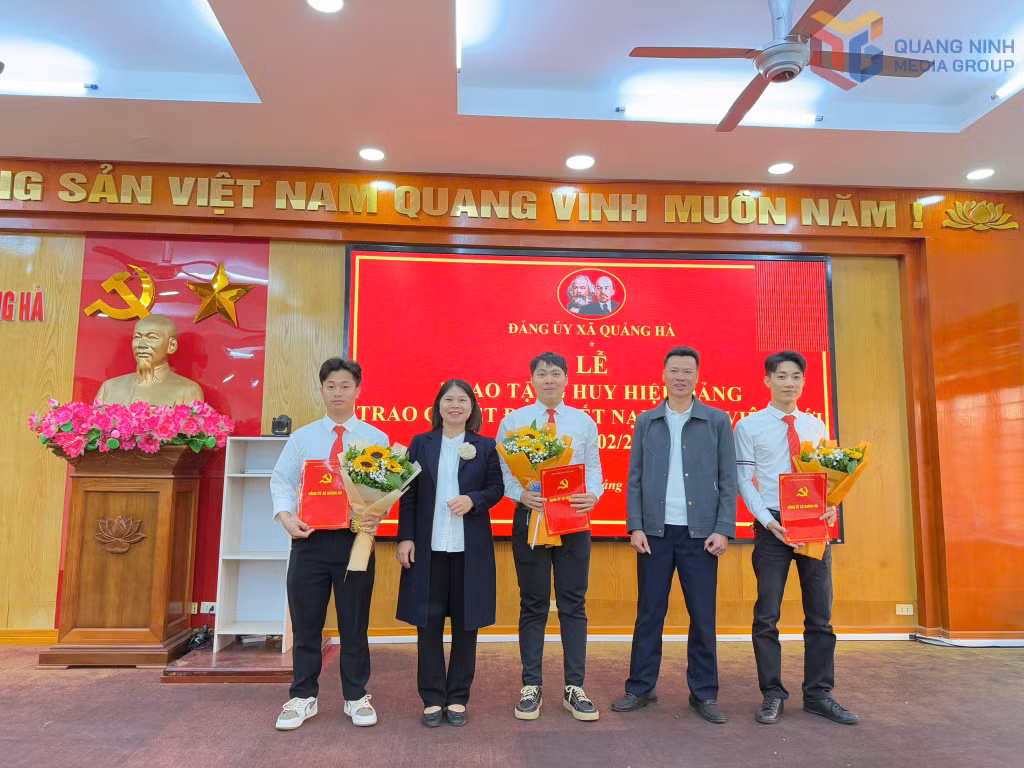3 đảng viên mới vinh dự được đứng trong hàng ngũ của Đảng.