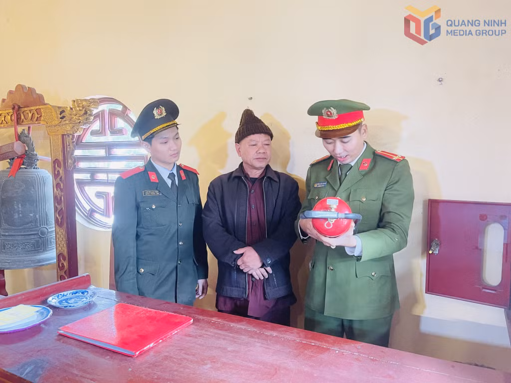 Lực lượng công an phường An Sinh kiểm tra thiết bị phòng cháy, chữa cháy tại đền An Sinh.
