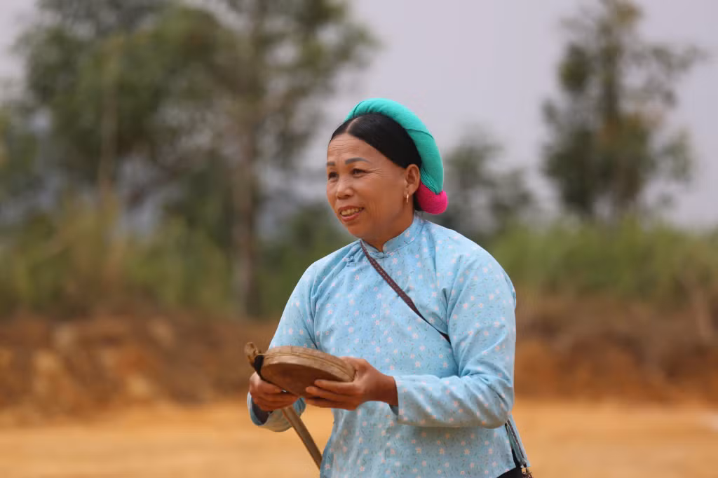 Các chị người Sán Chỉ tham gia đánh quay.