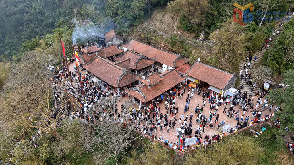 Dòng người hành hương phủ kín sân chùa Hoa Yên.