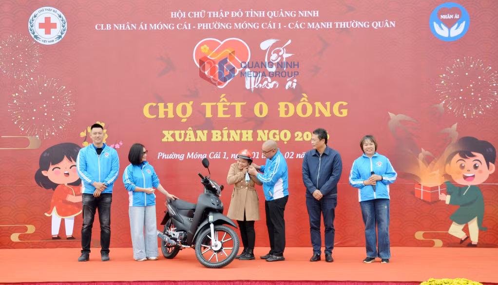 Chị Lường Thị Nguyệt, ở thôn Lục Chăn (xã Hải Sơn) hộ có hoàn cảnh đặc biệt khó khăn được Câu lạc bộ Thiện nguyện Nhân ái Móng Cái trao tặng xe máy tại Chương trình 