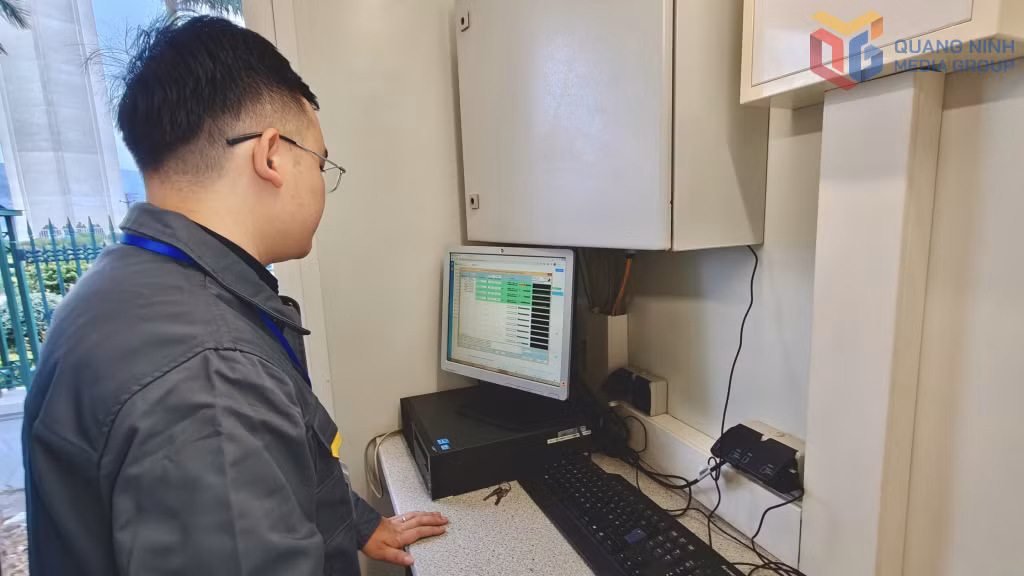 Cán bộ Trung tâm Quan trắc tài nguyên và môi trường (Sở Nông nghiệp và Môi trường) theo dõi hoạt động, hiệu chỉnh hệ thống thiết bị tại trạm quan trắc tự động chất lượng nước biển khu vực ven bờ cảng Công ty Xăng dầu B12.