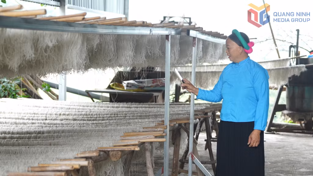 Chị Ninh Mắc Nui, chủ cơ sở sản xuất miến dong tại xã Đông Ngũ thường xuyên giới thiệu sản phẩm, bán hàng qua mạng.
