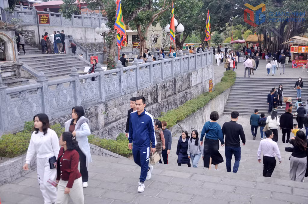 Du lịch văn hóa tâm linh thu hút hàng triệu lượt khách về với Quảng Ninh trong dịp đầu năm mới.
