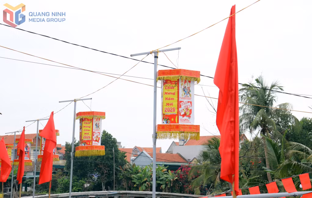 Khu phố Phong Hải 5 kết hợp treo cờ chào mừng năm mới xen kẽ những dãy đèn lồng in nội dung tuyên truyền về bầu cử.&nbsp;