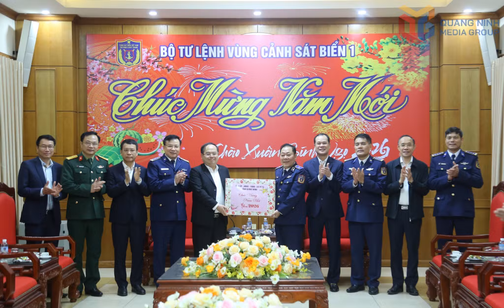 Đồng chí Quản Minh Cường, Ủy viên Trung ương Đảng, Bí thư Tỉnh ủy, Trưởng Đoàn ĐBQH tỉnh cùng đoàn công tác đến thăm, chúc Tết cán bộ, chiến sĩ Bộ tư lệnh Vùng Cảnh sát biển 1.