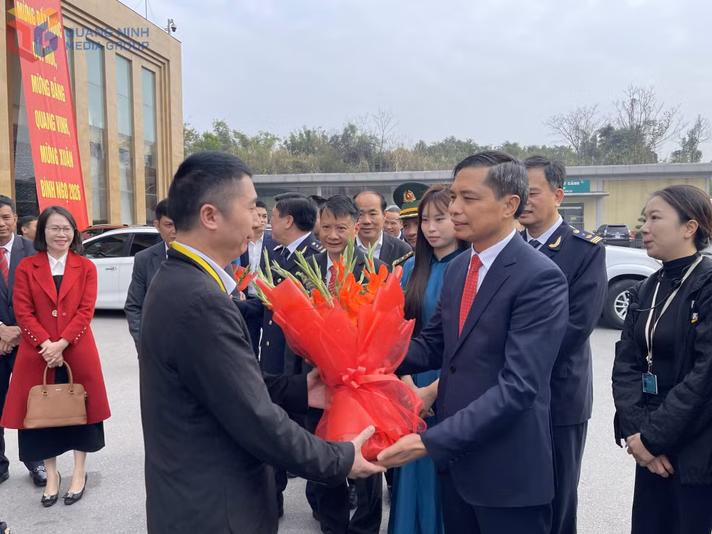 đồng chí Vũ Văn Diện, Phó Chủ tịch Thường trực UBND tỉnh Tặng hoa chúc mừng đoàn khách Trung Quốc nhập cảnh vào Quảng Ninh ngày mồng 1 Tết.