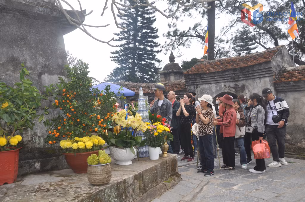 Du khách dâng hương tại tháp Tổ Yên Tử vào mùa hội xuân.
