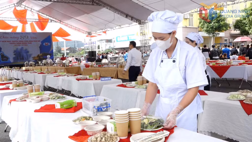 Nhân viên Công ty CP Tâm Đức Cẩm Phả chuẩn bị đồ ăn dịp kỷ niệm Ngày truyền thống công nhân Mỏ Quảng Ninh (tháng 11/2025). Ảnh cơ sở cung cấp