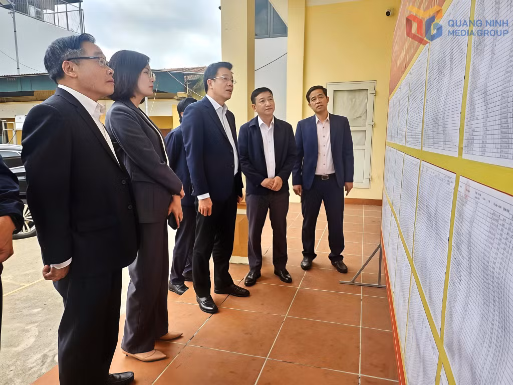Đồng chí Nguyễn Văn Hồi, Ủy viên Ban Thường vụ, Chủ nhiệm Ủy ban Kiểm tra Tỉnh ủy, Trưởng Ban bầu cử đại biểu Quốc hội số 1, khảo sát tại khu vực bỏ phiếu số 6, phường Đông Mai.