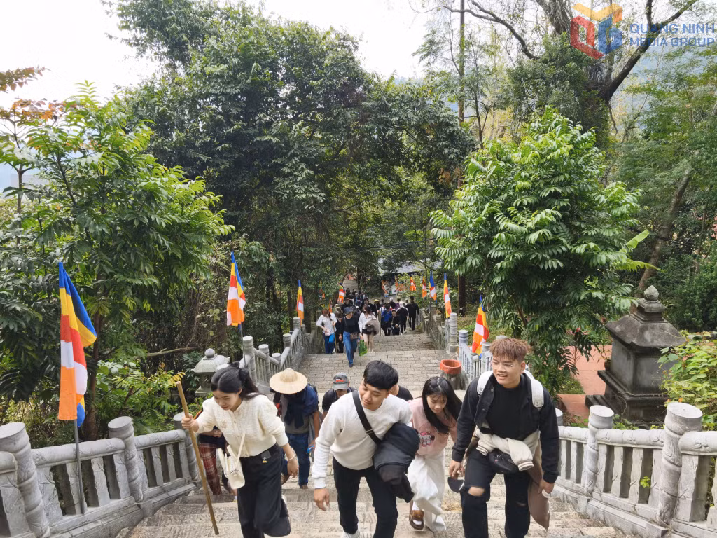 Du khách và Phật tử hành hương về Yên Tử trong mùa lễ hội xuân.