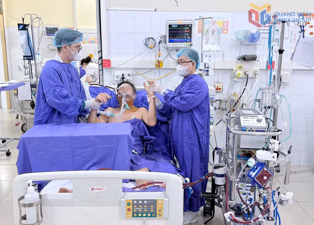 Các y, bác sĩ Khoa Hồi sức tích cực, chống độc – Đột quỵ, Bệnh viện Đa khoa tỉnh triển khai thành công kỹ thuật EMO cứu sống người bệnh nhồi máu cơ tim nguy kịch.