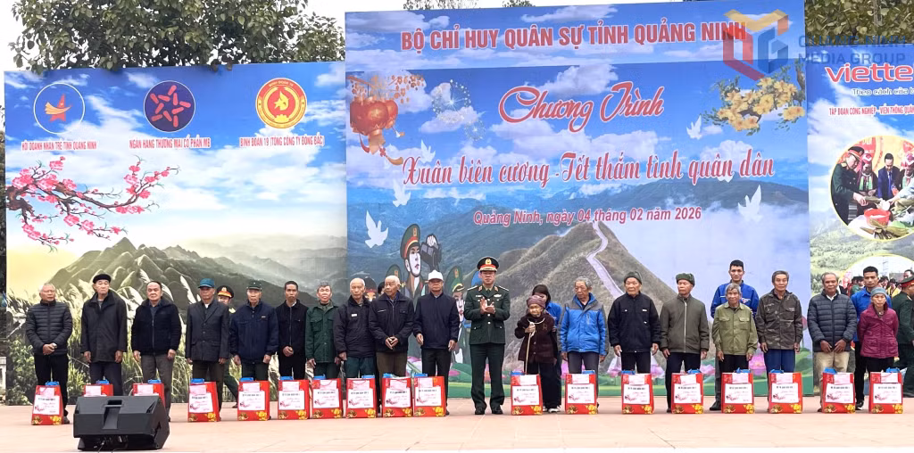 Thiếu tướng Lê Văn Long Phó Tư lệnh Quân khu 3 tặng quà cho các gia đình chính sách trên địa bàn xã Lục Hồn.