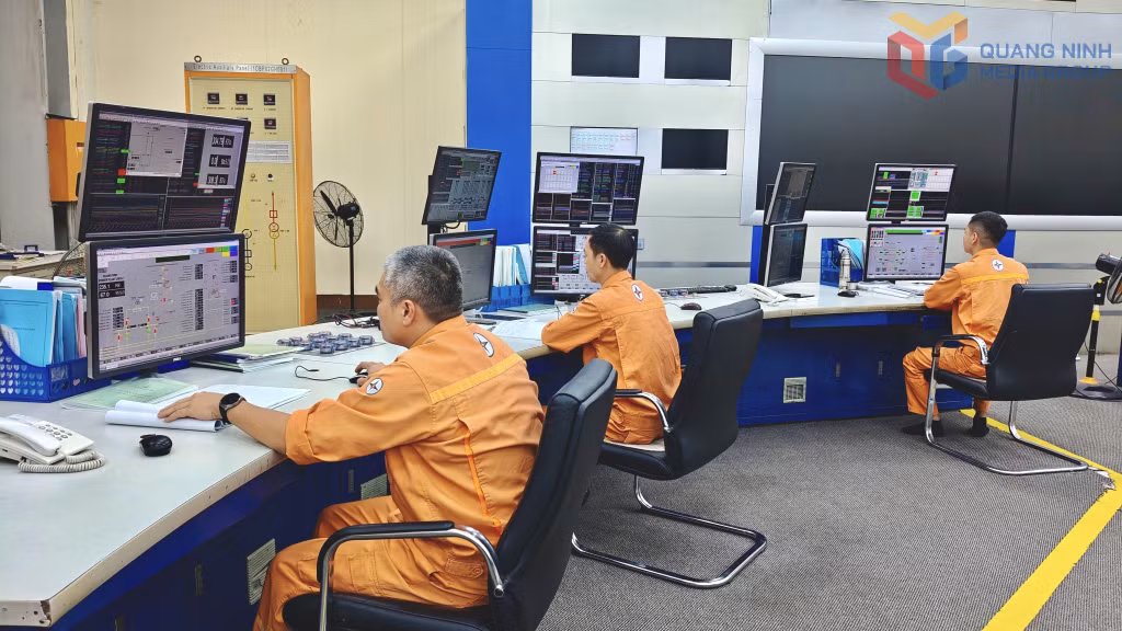 Cán bộ kỹ thuật Công ty CP Nhiệt điện Quảng Ninh vận hành và theo dõi hệ thống quan trắc môi trường tự động, cảnh báo nguy cơ ô nhiễm môi trường tại trung tâm điều hành.