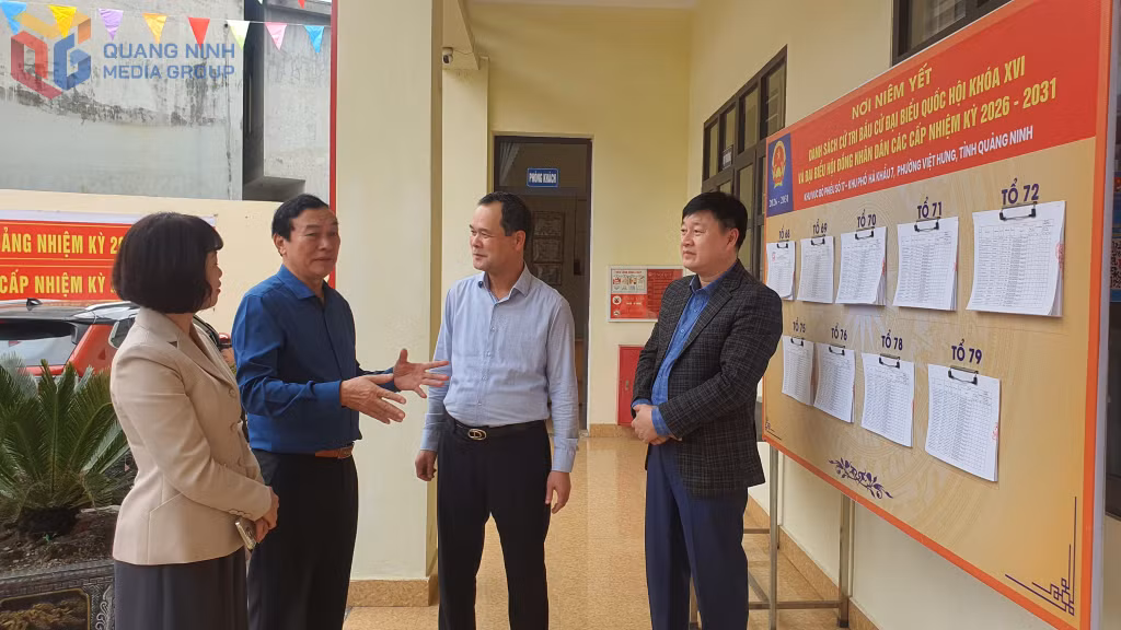 Đồng chí Điệp Văn Chiến, Trưởng Ban bầu cử đại biểu Quốc hội số 2, khảo sát tại khu phố Hà Khẩu 7, phường Việt Hưng.