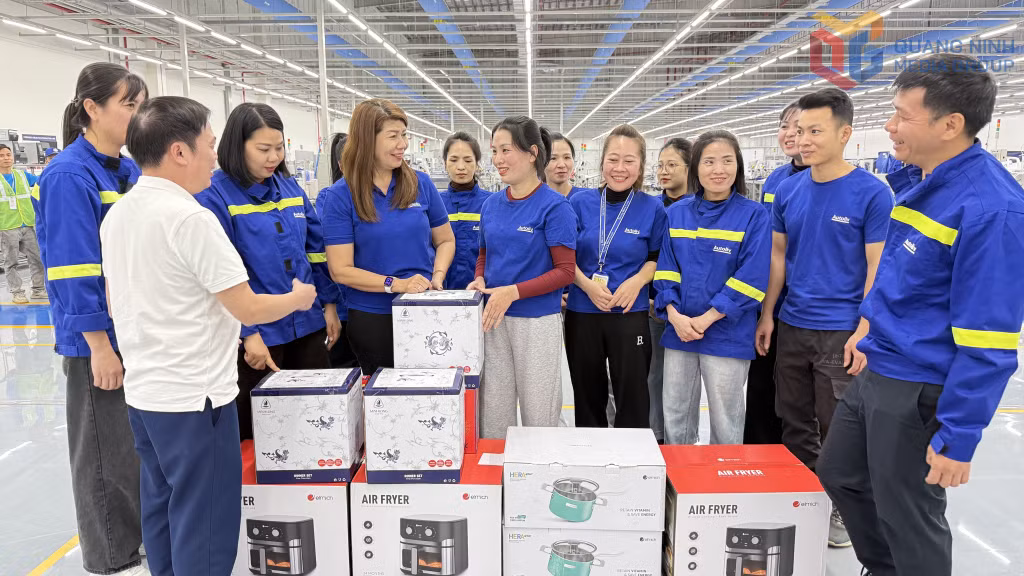 Lãnh đạo và công đoàn Công ty TNHH Autoliv Việt Nam trao tặng quà Tết cho người lao động.