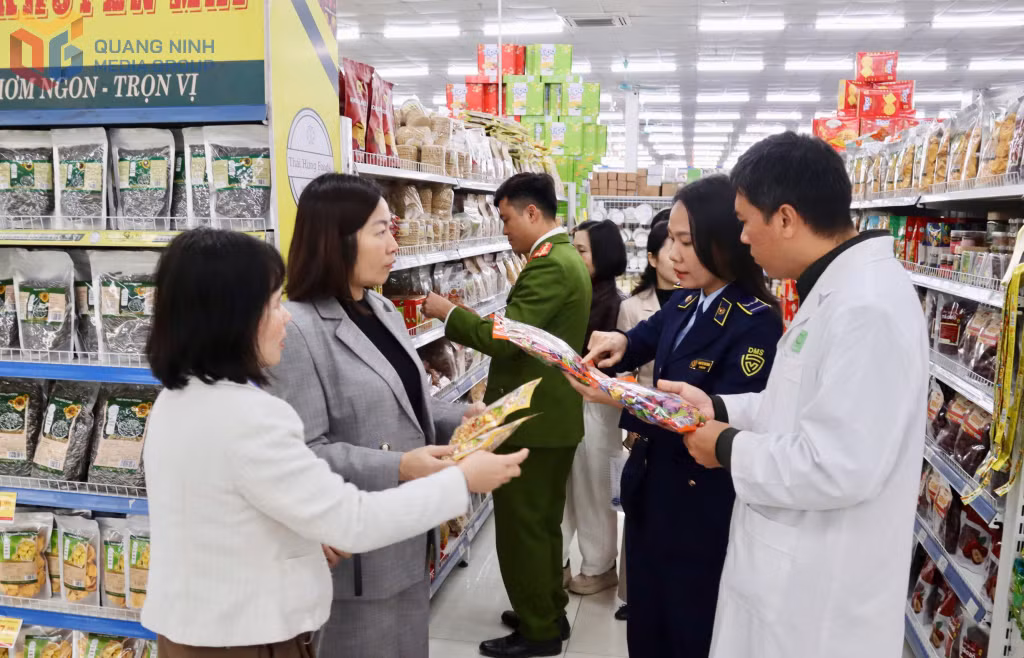 Đoàn kiểm tra liên ngành về ATTP số 2 do Sở Công Thương làm Trưởng đoàn tổ chức kiểm tra công tác bảo đảm ATTP dịp Tết Nguyên đán Bính Ngọ và mùa lễ hội xuân 2026 tại Siêu thị Aloha Mall (phường Mạo Khê).