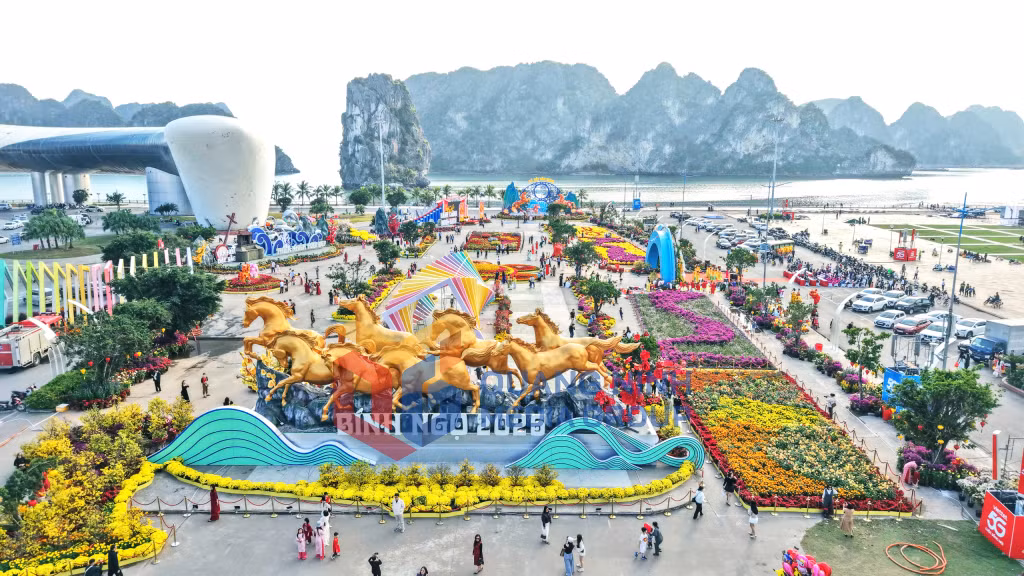 Đại lộ hoa và công nghệ ánh sáng bên bờ vịnh kỳ quan - Vịnh Hạ Long với chủ đề “Quảng Ninh - Xuân di sản, kỳ quan số” (2-2026). Ảnh: Đỗ Phương