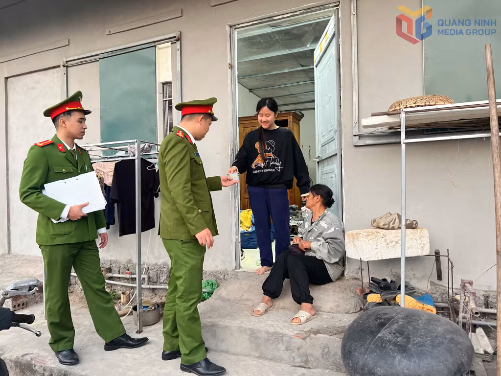 Công an phường Hà An kiểm tra cư trú tại khu nhà trọ tại khu Thống Nhất 2, phường Hà An.