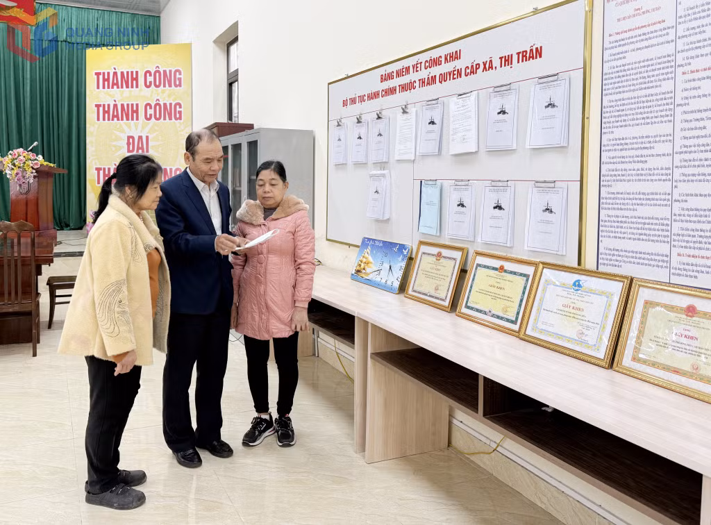 Bí thư chi bộ, Trưởng thôn Đông Tiến 1 (xã Tiên Yên) thông tin đến người dân những chính sách mới của HĐND tỉnh về an sinh xã hội năm 2025.
