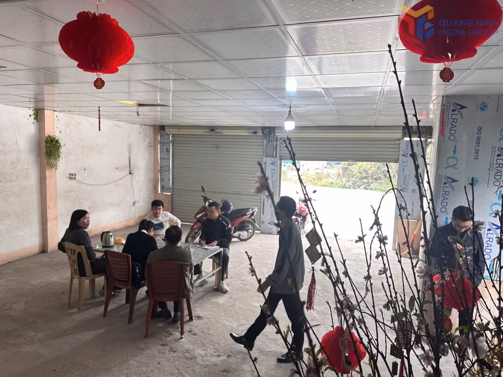 Cán bộ phường Đông Mai xuống làm việc với các hộ dân trong diện GPMB dự án cải tạo nâng cấp đường tỉnh 338 ngay ngày đầu xuân