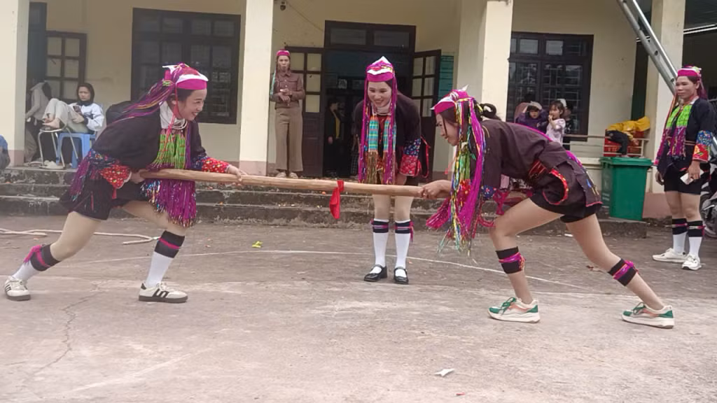 Trò chơi đẩy gậy được các chị em nhiệt tình tham gia.