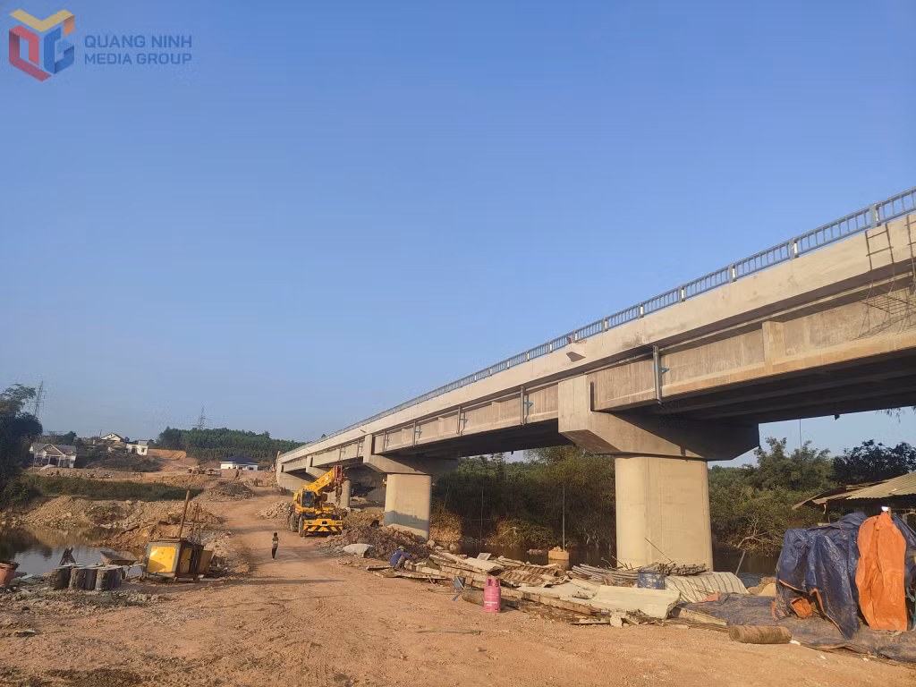 Dự án Xây dựng cầu bê tông thay thế cầu treo Xiềng Thầm được khởi công từ tháng 4/2025, đến nay đã đạt hơn 90% khối lượng công việc. Ảnh chụp ngày 5/2/2026