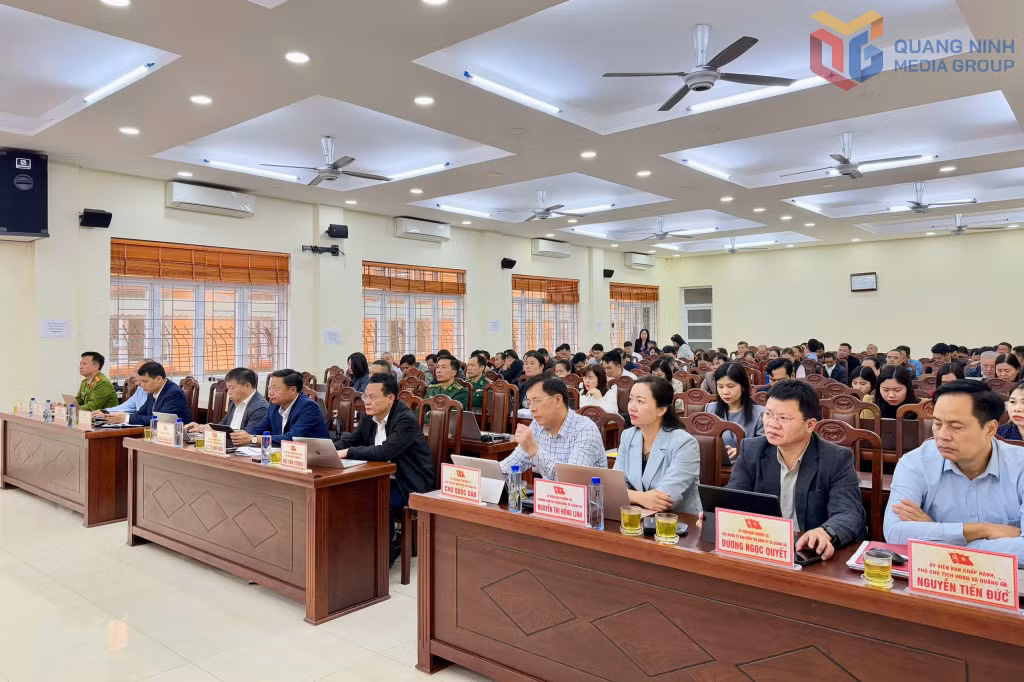 Đại tá Lê Trọng Hòa, Ủy viên BTV Tỉnh ủy, Chỉ huy trưởng Bộ Chỉ huy Quân sự tỉnh dự Hội nghị học tập, quán triệt Nghị quyết tại điểm cầu xã Quảng Hà.