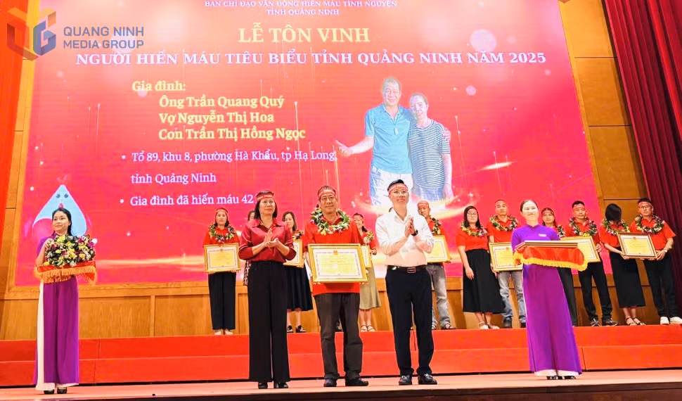 Gia đình ông Trần Quang Quý được nhận Bằng khen của UBND tỉnh vì có thành tích xuất sắc trong phong trào HMTN. Ảnh: Thanh Hằng