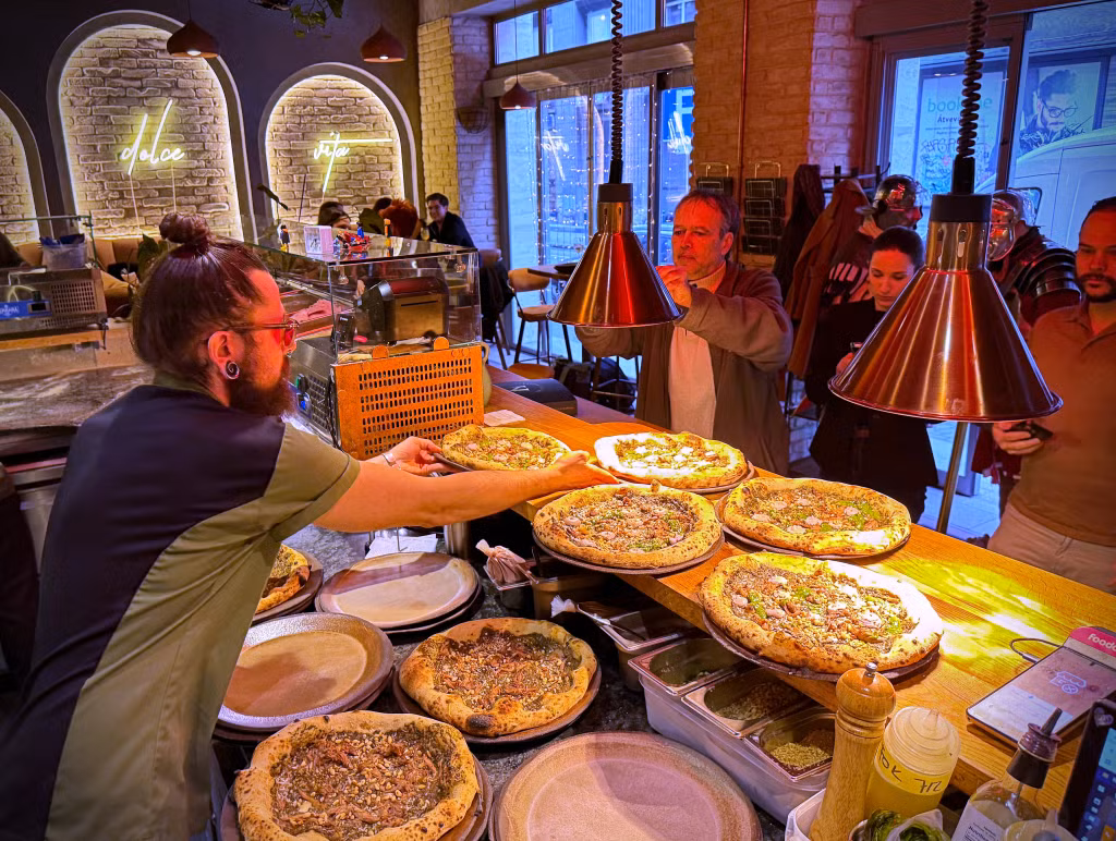 László Bárdossy, bếp trưởng của nhà hàng Neverland Pizzeria tại Budapest, Hungary, phục vụ món “pizza” phong cách La Mã cổ đại. Ảnh: AP.
