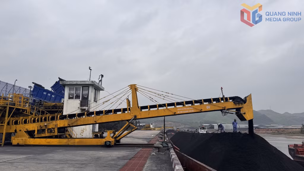 Tiêu thụ than cho điện tại cảng Làng Khánh 2, Công ty Tuyển than Hòn Gai.