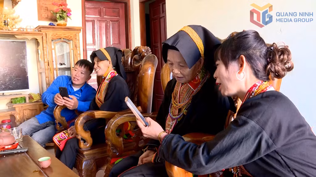 Hội viên phụ nữ xã Lương Minh tìm thông tin trên điện thoại thông minh.