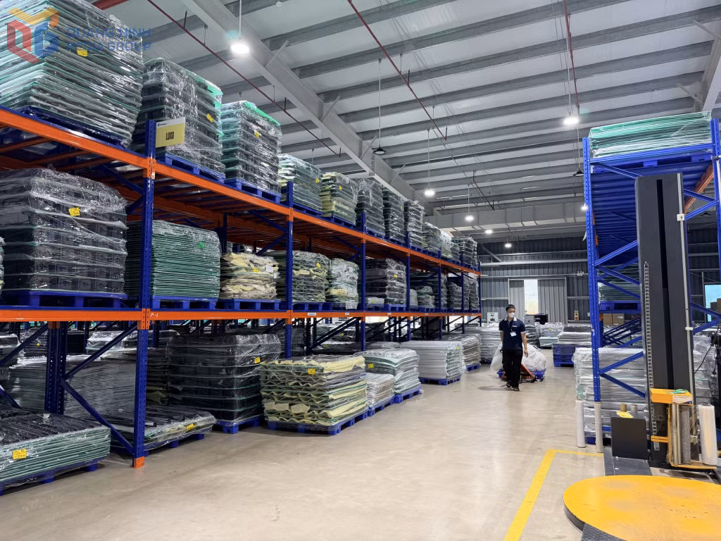 Công nhân Công ty TNHH Jinsung Hitec Vina sắp xếp hàng hoá tại kho hàng.
