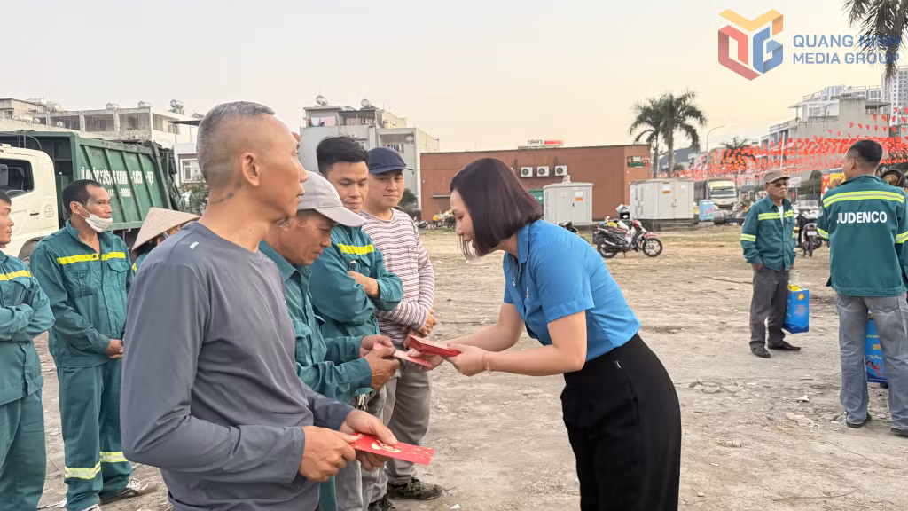Lãnh đạo Công đoàn phường Hà Tu tặng quà công nhân Công ty CP Đầu tư và Phát triển môi trường đô thị Quảng Ninh làm việc xuyên Tết.