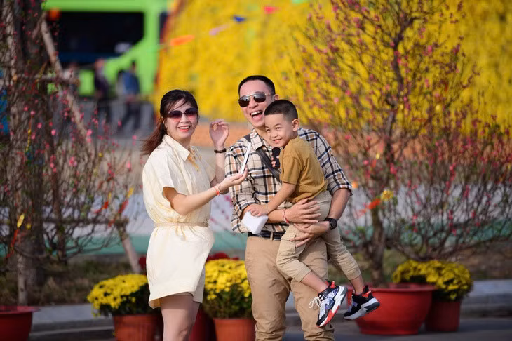 Du khách nô nức du xuân đầu năm